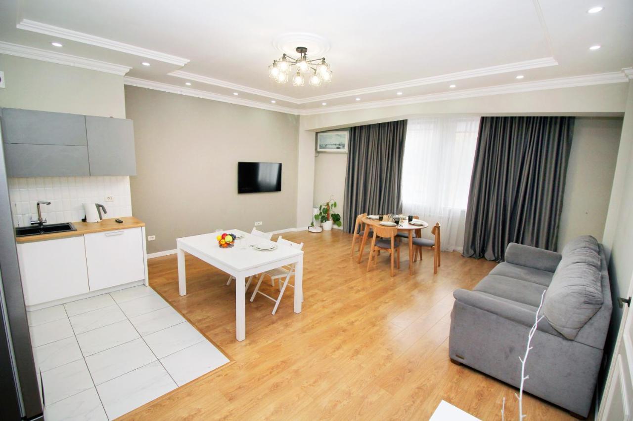 Perfect Spacious Apartment 356 Almaty Exterior photo