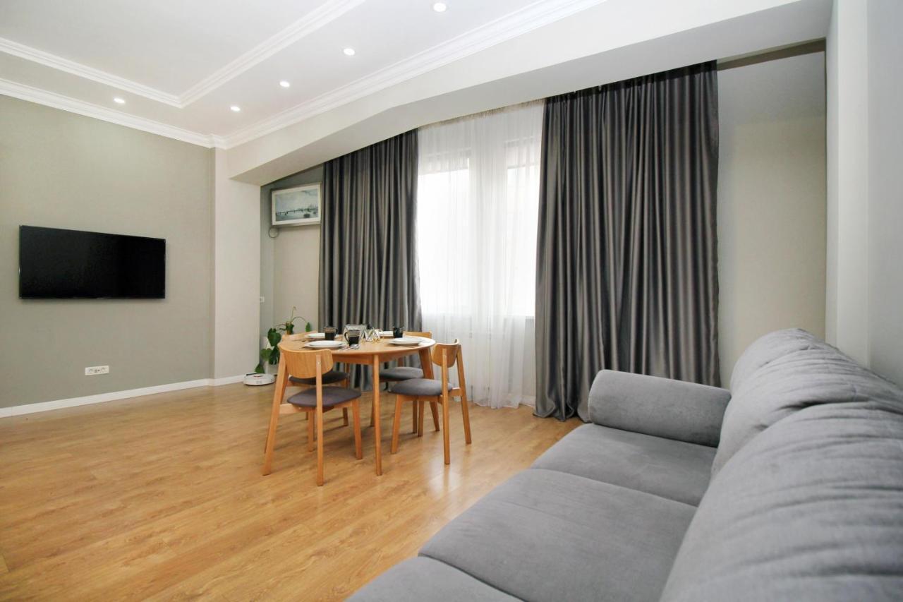 Perfect Spacious Apartment 356 Almaty Exterior photo